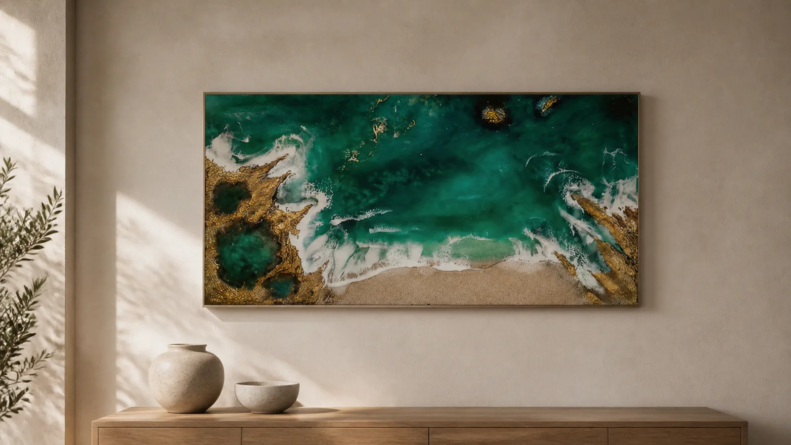 Cuadro de resina en tonos esmeralda, blanco y dorado presentado en una ambientación editorial de interior cálido